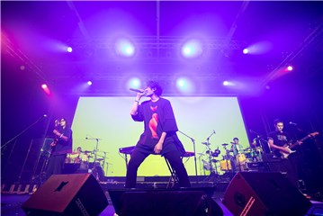 宇宙人方Q演唱会过生日戏瘾大开分饰两角　与小玉登看台上演“罗密欧与茱丽叶”