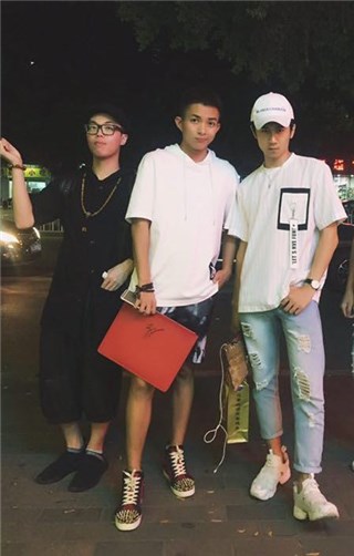 帅哥们总是喜欢扎堆在一起玩的