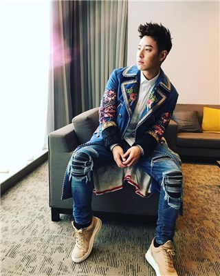 潘玮柏晒初中一年级照片 粉丝赞:男大十八变