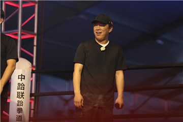 黄渤在拳击台上鼓励搭档