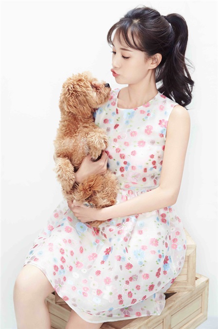 李一桐蓬松马尾甜美依旧 灵动演绎俏皮少女风