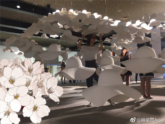 实习崴:别在低头滑手机了 晨神坐你旁边 你知道吗