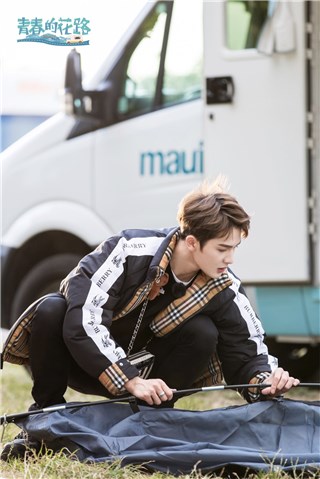 朱正廷动手组装帐篷