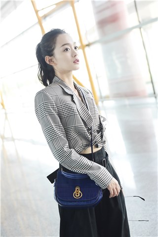 《凤弈》收官  何泓姗超A造型现身机场