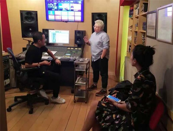 韩红牵手郭敬明 共谱慈善主题曲