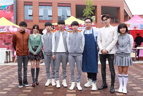 《少年时代》迎百人探班 TFBOYS薛之谦「棒球力」秀翻全场