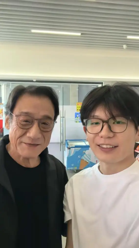 网友偶遇梁家辉亲切合照 配文误写“渣渣辉”引全网爆笑