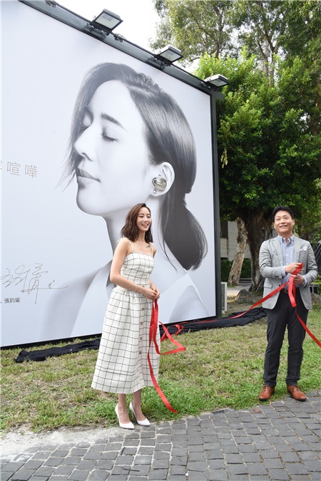 张钧宁亮丽出席耳机代言活动