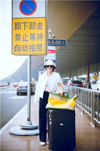 陈燃黑白LOOK现身机场 超大鹅黄手袋前卫吸睛
