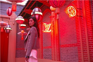 何穗出席时尚展谈旅行意义 造型帅气长腿吸睛