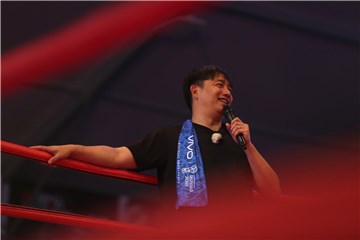 黄磊在拳击台上