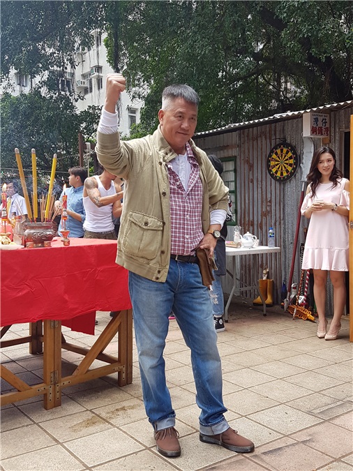 万梓良、吴家丽、张继聪、白只等电影《》今晚打丧尸》举行开镜拜神仪式