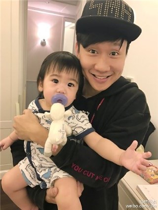 林俊杰上一秒借孩子当爸 下一秒立马变儿童
