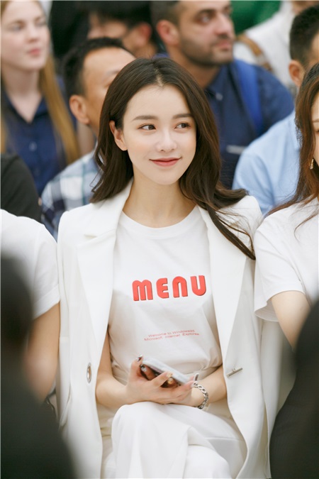 黄一琳白西服亮相深圳时装周 帅气演绎酷美新风尚