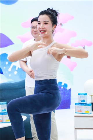 瑜伽博主Jessi现场示范护肠瑜伽动作