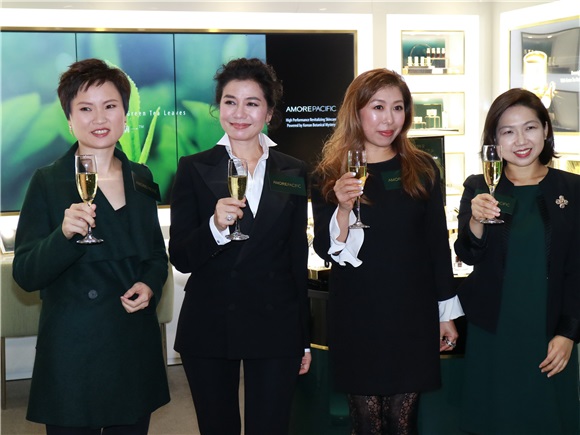 锺楚红出席时代广场AMOREPACIFIC概念店开幕活动