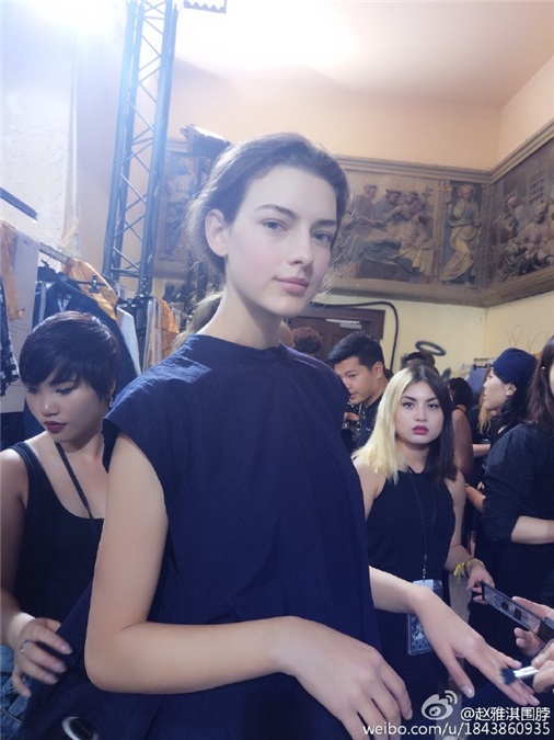 赵雅淇复古亮相chalayan秀场 精致女汉子穿越未来抢镜