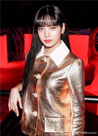 时尚与性感兼备！Lisa金色套装#搭配黑长直发现身时装周