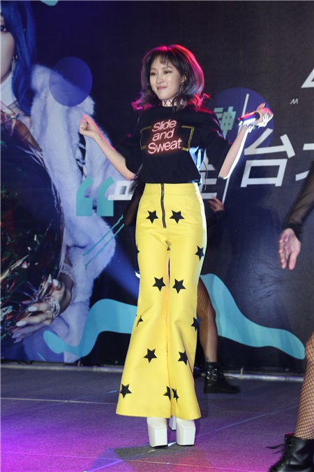 孟佳出席媒体见面会
