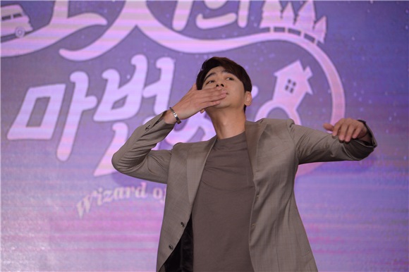 《奥地的魔法师》发布会 Niel帅气出席 分享最辛苦的瞬间