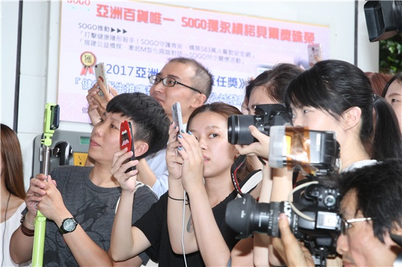 吴慷仁出席保养品活动