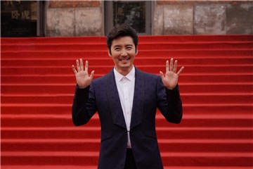 平遥国际影展“荣誉之夜”红毯 王泷正深蓝西装小细节气质满分