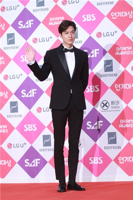 2016sbs演技大赏举行 朴信惠、李准基、IU、李敏镐等出席红毯