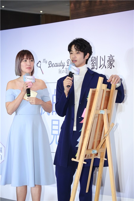 刘以豪出席面膜品牌见面会与粉丝提前跨年欢聚