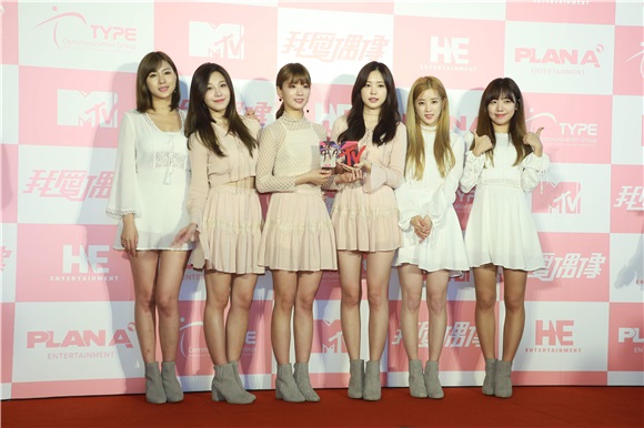 韩国女团APINK出席独家MTV进棚记者会