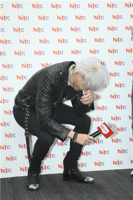信出席电台活动