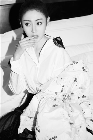 张天爱黑白写真曝光 鬼马俏皮尽显搞怪本色