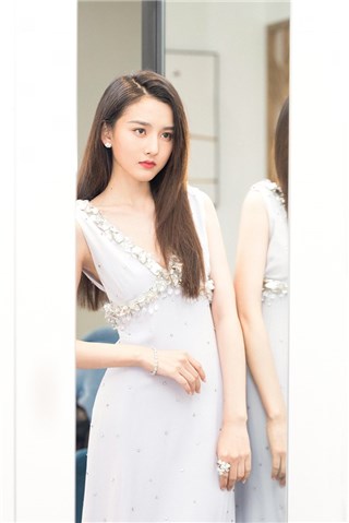 宋祖儿亮相慈善晚宴  灵动少女优雅甜美