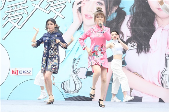 By2举办《爱又爱LOVE²》签唱会