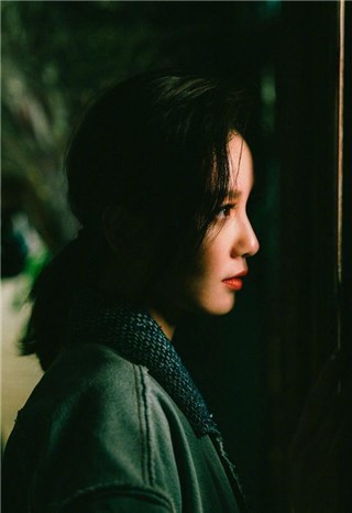 低马尾侧颜杀！刘诗诗暗夜街拍诠释“神仙颜值”