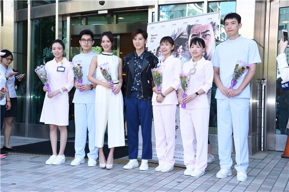 李国毅.孟耿如温馨过白色七夕 向第一线医疗人员表达敬意
