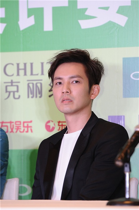 钟汉良首次担评委享受小轻松 姚晨感叹行业不断在进步