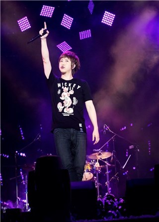 阿信愚人节晒照决定公开 粉丝浮夸配合表演：天啊要崩溃了