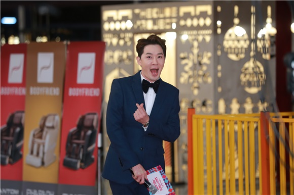 男团EXO、Seventeen、CNBLUE等亮相2016SBS歌谣大战红毯仪式