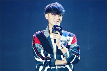 图注:糖果手机代言人“AI翻译官”黄子韬
