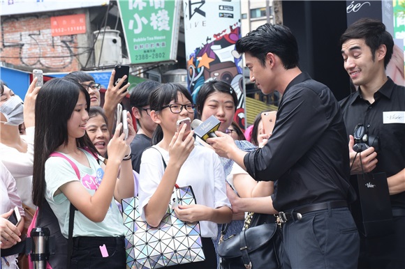 吴慷仁帅气出席彩妆活动与粉丝近距离互动