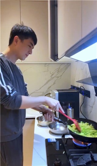 林更新“厨神”重回厨坛  分享做饭视频引热议