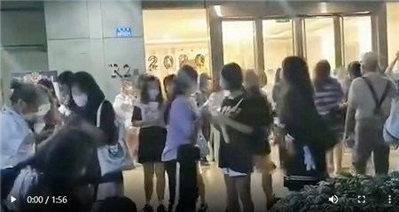 私生饭蹲守小区邻居苦不堪言   经纪公司：我们也是受害者