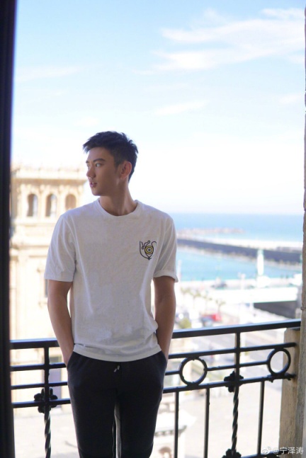 宁泽涛突上热搜 小鲜肉泳池秀身材