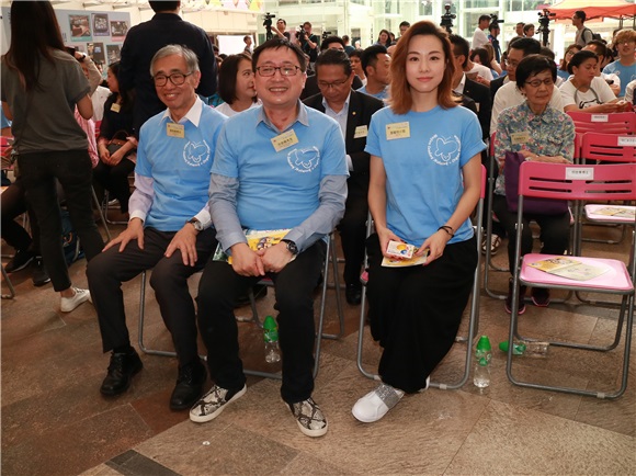 邓丽欣吴卓羲参加《延.亮爱FUN享日》活动