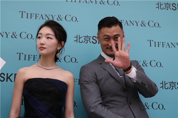 「宇宙夫妇」合体出席Tiffany活动 余文乐「老司机」频频逗乐周冬雨互动暧昧默契