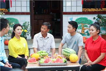 在工地里与工人聊家庭 在牛棚前与老乡谈脱贫         ——怀揣赤子心 黄轩回乡助力脱贫
