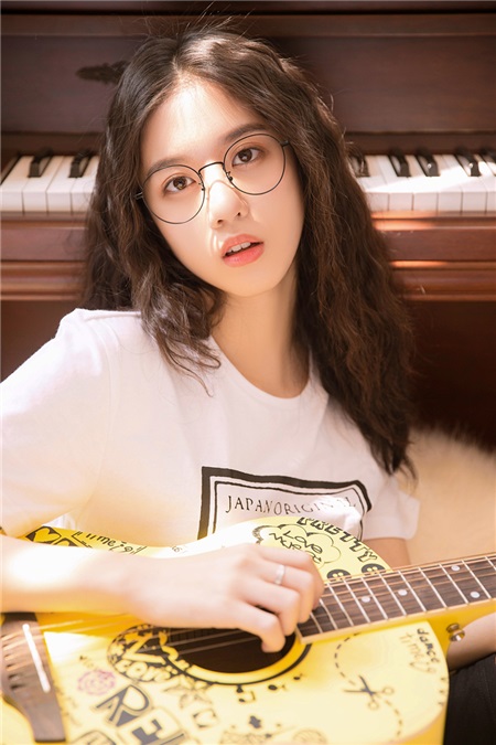 李凯馨献唱《班长大人》主题曲 少女与吉他的组合帅到飞起