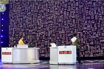 面对密密麻麻的数字墙,两队队员正紧张挑战
