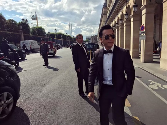 甄子丹帅气亮相中法电影节 西装墨镜尽显绅士风范