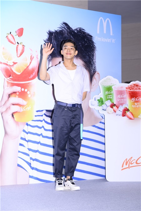 〈Yes 首尔现场〉刘亚仁清新亮相帅气不减  迷人微笑俘获少女心
